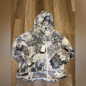 Nike ACG Cinder Cone Camo Lightweight Windproof Jacket.
- Size L Men.